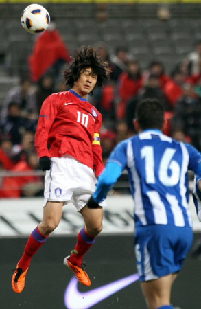 25일 서울월드컵경기장에서 열린 온두라스와의 축구대표팀 평가전에서 박주영이 헤딩슛을 하고 있다.