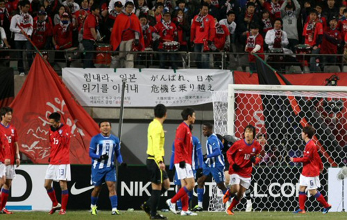 25일 서울월드컵경기장에서 열린 온두라스와의 축구대표팀 평가전에 대지진 피해을 입은 일본을 응원하는 문구가 걸려있다.