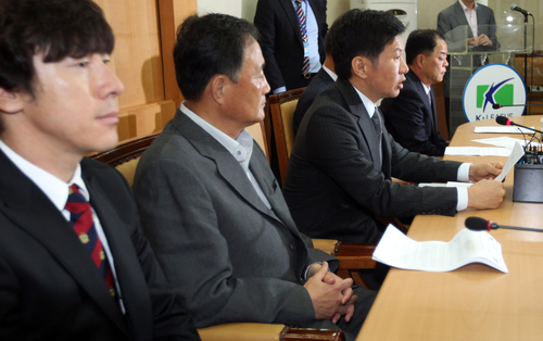 한국프로축구연맹은 11일 오전 서울 신문로 축구회관에서 최근 불거진 승부조작 예방 대책 및 제도 개선안을 발표했다. 정몽규 연맹총재가 인사를 하며 자리에 앉고 있다. 왼쪽부터 성남일화 신태용 감독, 울산현대 김호곤 감독, 정 총재, 전남드래곤즈 유종호 사장. 정 총재는 정규리그 성적과 부정행위 등을 반영해 팀의 수준을 결정하는 1, 2부 승강제를 내후년부터 도입하겠다고 말했다.