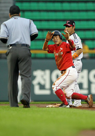 12일 서울 잠실야구장에서 열린 2011 프로야구 SK와 LG의 경기. 4회초 1사 1루 상황에서 SK 정근우가 도루에 실패하고 있다.