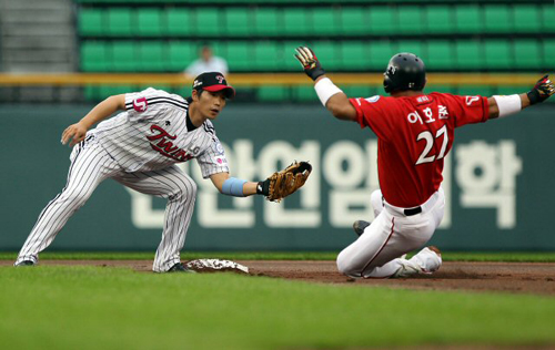 12일 서울 잠실야구장에서 열린 2011 프로야구 SK와 LG의 경기. 2회초 1루 상황에서 내야 땅볼을 친 이호준이 악송구로 공이 빠지자 2루로 달렸지만 아웃되고 있다.