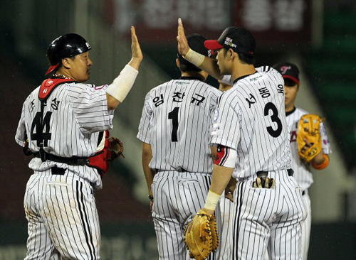 12일 서울 잠실야구장에서 열린 2011 프로야구 SK와 LG의 경기가 2-0 LG 승리로 끝나자 선수들이 하이파이브를 하며 환호하고 있다.