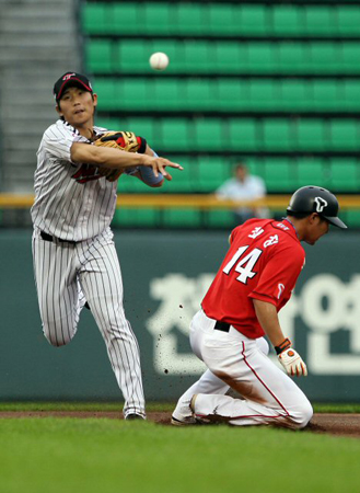 12일 서울 잠실야구장에서 열린 2011 프로야구 SK와 LG의 경기. 2회초 1루 상황에서 이호준 땅볼로 1루주자 최정이 2루에서 아웃되고 있다.