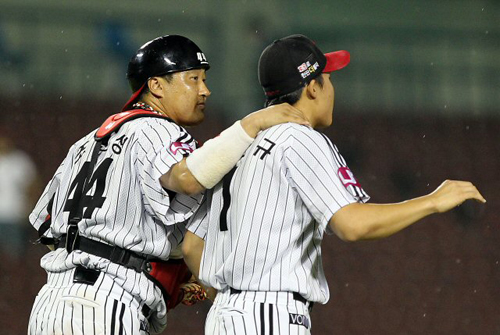 12일 서울 잠실야구장에서 열린 2011 프로야구 SK와 LG의 경기에서 LG가 2-0 승리했다. LG 조인성이 세이브를 거둔 임찬규의 어깨를 쓰다듬고 있다.