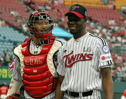 12일 서울 잠실야구장에서 열린 2011 프로야구 SK와 LG의 경기. 3회초 SK 공격을 무실점으로 막아낸 LG 리즈와 조인성이 이야기를 나누고 있다.