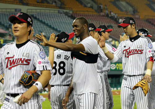 12일 서울 잠실야구장에서 열린 2011 프로야구 SK와 LG의 경기가 2-0 LG 승리로 끝나자 선수들이 하이파이브를 하며 환호하고 있다.