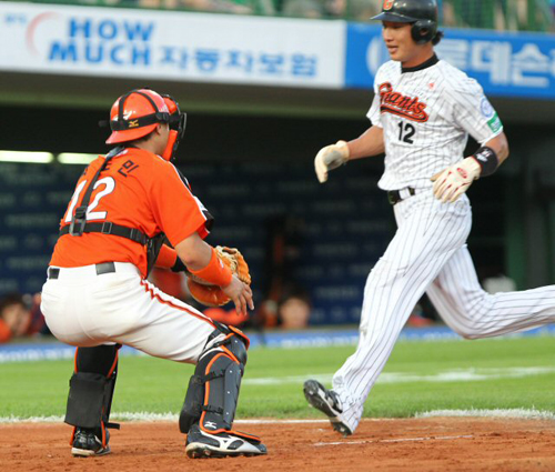 12일 부산 사직야구장에서 열린 프로야구 한화 대 롯데경기. 2회말 1사 2.3루에서 롯데 3루 주자 김주찬(오른쪽)이 이대호의 내야땅볼 때 홈에서 한화 포수 박노민에게 태그아웃되고 있다.