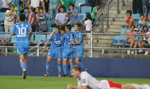 13일 울산문수축구경기장에서 열린 프로축구 러시앤캐시컵 2011 결승전. 울산 현대와 부산 아이파크의 경기에서 세번째 골을 넣은 울산 현대 강진욱(오른쪽에서 세번째)이 동료들로부터 축하를 받고 있다.