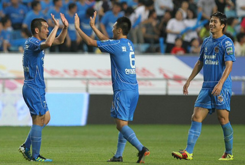 13일 울산문수축구경기장에서 열린 프로축구 러시앤캐시컵 2011 결승전. 울산 현대와 부산 아이파크의 경기에서 울산 현대 고장현(왼쪽)이 골을 넣은 뒤 동료와 하이파이브를 하고 있다.