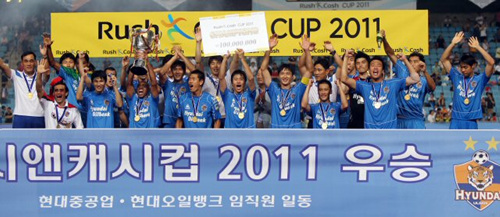 13일 울산문수축구경기장에서 열린 프로축구 러시앤캐시컵 2011 결승전에서 부산 아이파크를 꺾고 우승한 울산 현대 선수와 코치진이 환호하고 있다.