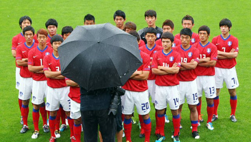 14일 오후 파주NFC(대표팀트레이닝센터)에서 열린 U-20 콜롬비아 월드컵 축구대표팀 포토데이 행사에서 대표팀 선수들과 코칭 스태프들이 비를 맞으며 기념촬영을 하고 있다.