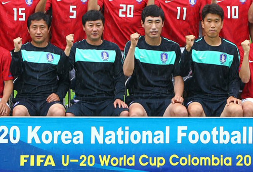 14일 오후 파주NFC(대표팀트레이닝센터)에서 열린 U-20 콜롬비아 월드컵 축구대표팀 포토데이 행사에서 대표팀 코칭 스태프들이 포즈를 취하고 있다. 왼쪽부터 서효원 코치, 이광종 감독, 김풍주 GK코치, 김인수 코치.