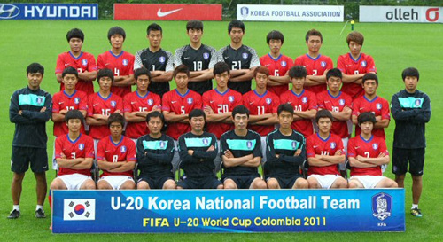 14일 오후 파주NFC(대표팀트레이닝센터)에서 열린 U-20 콜롬비아 월드컵 축구대표팀 포토데이 행사에서 대표팀 선수들과 코칭 스태프들이 포즈를 취하고 있다.