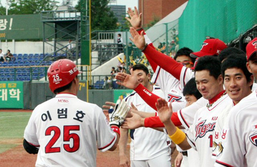 14일 광주 무등경기장에서 열린 기아 타이거즈와 두산 베어즈의 경기에서 2회말 기아 4번 이범호가 1점 홈런을 치고 동료들과 하이파이브를 하고 있다.