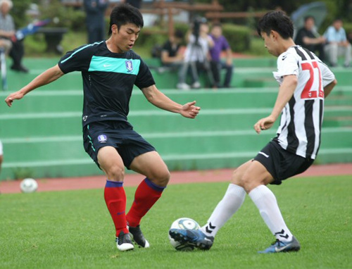 콜롬비아에서 열리는 FIFA 20세 이하(U-20) 월드컵에 출전하는 한국 대표팀이 15일 오후 파주 국가대표트레이닝센터(NFC)에서 인천대학교와 연습경기를 하는 가운데 이종호(왼쪽)가 수비하고 있다. 경기는 1대1 무승부로 끝났다.