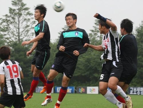 콜롬비아에서 열리는 FIFA 20세 이하(U-20) 월드컵에 출전하는 한국 대표팀이 15일 오후 파주 국가대표트레이닝센터(NFC)에서 인천대학교와 연습경기를 하고 있다.