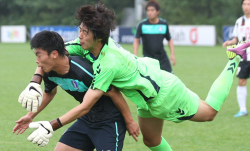 콜롬비아에서 열리는 FIFA 20세 이하(U-20) 월드컵에 출전하는 한국 대표팀이 15일 오후 파주 국가대표트레이닝센터(NFC)에서 인천대학교와 연습경기를 하는 가운데 이종호(왼쪽)와 골키퍼가 충돌하고 있다.