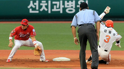 21일 오후 대전 한밭야구장에서 열린 프로야구 한화와 KIA의 경기에서 한화 강동우가 1회말 1사 1루 장성호 타석 때 2루 도루를 성공하고 있다.