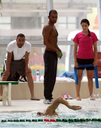 '한국 수영의 대들보' 박태환(22·단국대)이 2011 국제수영연맹(FINA) 세계수영선수권대회가 열리는 중국 상하이에서 막판 컨디션 조절에 들어갔다. 박태환이 21일 상하이 위안선 스포츠센터 수영장에서 훈련하는 동안 타국 선수들이 지켜보고 있다.