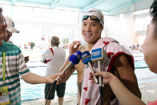 '한국 수영의 대들보' 박태환(22·단국대)이 2011 국제수영연맹(FINA) 세계수영선수권대회가 열리는 중국 상하이에서 막판 컨디션 조절에 들어갔다. 박태환이 21일 상하이 위안선 스포츠센터 수영장에서 호주대표팀과 함께 훈련을 마친 후 한국 취재진의 질문에 답하고 있다.