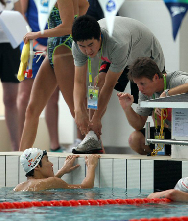 '한국 수영의 대들보' 박태환(22·단국대)이 2011 국제수영연맹(FINA) 세계수영선수권대회가 열리는 중국 상하이에서 막판 컨디션 조절에 들어갔다. 박태환이 21일 상하이 위안선 스포츠센터 수영장에서 훈련 도중 토드 던컨 코치(오른쪽)로부터 조언을 듣고 있다.