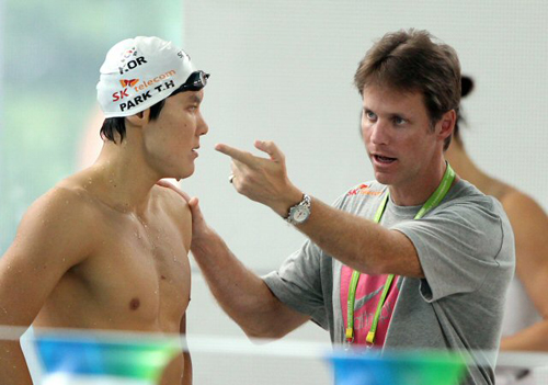 '한국 수영의 대들보' 박태환(22·단국대)이 2011 국제수영연맹(FINA) 세계수영선수권대회가 열리는 중국 상하이에서 막판 컨디션 조절에 들어갔다. 박태환이 21일 상하이 위안선 스포츠센터 수영장에서 훈련 도중 토드 던컨 코치(오른쪽)로부터 조언을 듣고 있다.