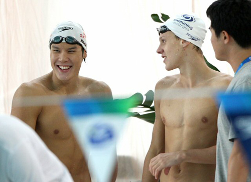 '한국 수영의 대들보' 박태환(22·단국대)이 2011 국제수영연맹(FINA) 세계수영선수권대회가 열리는 중국 상하이에서 막판 컨디션 조절에 들어갔다. 박태환이 21일 상하이 위안선 스포츠센터 수영장에서 훈련을 마친 후 나오다 호주 수영대표 미츠와 얘기를 나누고 있다.