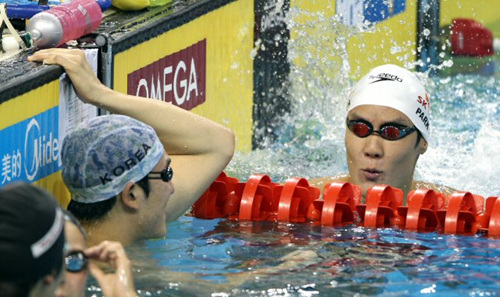 마린보이 박태환이 2011 국제수영연맹(FINA) 세계수영선수권대회 400m 자유형 종목 등이 열리는 중국 상하이 오리엔탈 스포츠센터 수영장에서 막바지 컨디션 점검을 하고 있다. 박태환이 22일 오리엔탈 스포츠센터 수영장에서 훈련 도중 동료선수들과 얘기하며 웃고 있다.