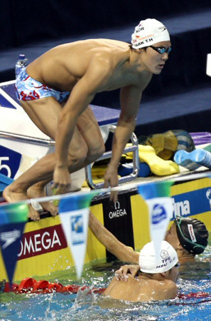 마린보이 박태환이 2011 국제수영연맹(FINA) 세계수영선수권대회 400m 자유형 종목 등이 열리는 중국 상하이 오리엔탈 스포츠센터 수영장에서 22일 훈련을 위해 물에 뛰어들고 있다.