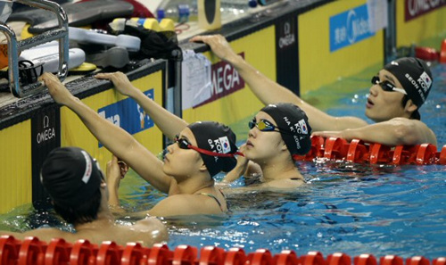 2011 국제수영연맹(FINA) 세계수영선수권대회 경영 종목이 열리게 될 중국 상하이 오리엔탈 스포츠센터 수영장에서 22일 한국 대표팀 선수들이 몸을 풀며 막바지 컨디션 조절을 하고 있다. 왼쪽부터 장상진(자유형 800m), 김가을(자유형 400m), 한나경(자유형 1,500m), 박선관(배영 100m).