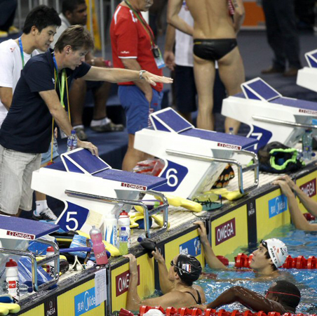 마린보이 박태환이 2011 국제수영연맹(FINA) 세계수영선수권대회 400m 자유형 종목 등이 열리는 중국 상하이 오리엔탈 스포츠센터 수영장에서 22일 막바지 훈련 도중 토드 던컨 코치로 부터 설명을 듣고 있다.