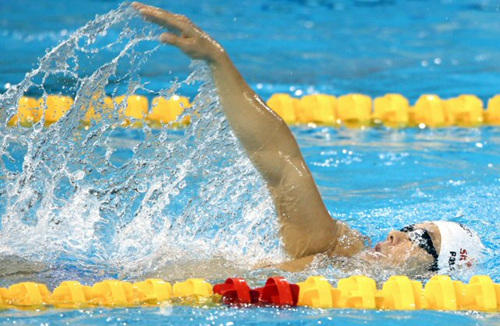 마린보이 박태환이 2011 국제수영연맹(FINA) 세계수영선수권대회 400m 자유형 종목 등이 열리는 중국 상하이 오리엔탈 스포츠센터 수영장에서 막바지 컨디션 점검을 하고 있다. 박태환이 22일 본격적인 훈련을 하기 앞서 배영을 하며 몸을 풀고 있다.