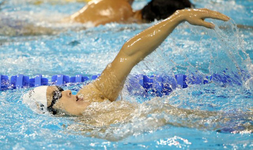 마린보이 박태환이 2011 국제수영연맹(FINA) 세계수영선수권대회 400m 자유형 종목 등이 열리는 중국 상하이 오리엔탈 스포츠센터 수영장에서 막바지 컨디션 점검을 하고 있다. 박태환이 22일 본격적인 훈련을 하기 앞서 배영을 하며 몸을 풀고 있다.