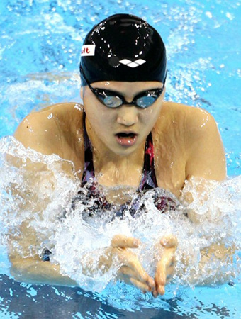 2010 광저우 아시안게임 평영 200m 금메달리스트인 정다래가 2011 국제수영연맹(FINA) 세계수영선수권대회 경영 종목이 열리게 될 중국 상하이 오리엔탈 스포츠센터 수영장에서 22일 가볍게 몸을 풀며 막바지 컨디션 조절을 하고 있다.