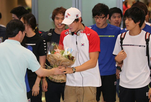 상하이 2011 국제수영연맹(FINA) 세계수영선수권대회에서 금메달(남자 자유형 400m)을 차지한 박태환이 1일 오후 대표팀과 함께 인천공항을 통해 귀국해 꽃다발을 받고 있다.