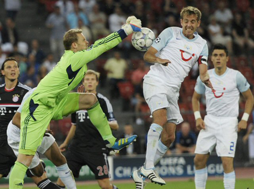 24일(한국시간) 스위스 렛지그라운드 스타디움에서 열린 2011-2012 UEFA 챔피언스리그 플레이오프 2차전 취리히-바이에른 뮌헨 경기, 뮌헨 골키퍼 마누엘 노이어(왼쪽)가 헤딩슛을 시도하는 취리히의 실반 에게르터를 피해 볼을 쳐내고 있다.