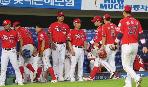 25일 부산 사직구장에서 열린 프로야구 기아 대 롯데경기. 기아 선수들이 수비를 마치고 더그아웃으로 들어가고 있다.