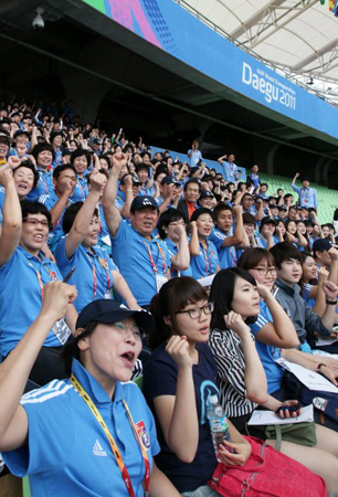 제13회 대구세계육상선수권대회 개막을 하루 앞둔 26일 오전 대구스타디움에서 자원봉사자들이 성공 개최를 위한 '감동 선물' 활약을 다짐하며 파이팅을 외치고 있다.