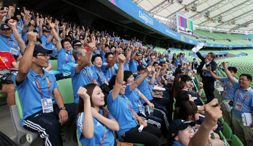 제13회 대구세계육상선수권대회 개막을 하루 앞둔 26일 오전 대구스타디움에서 자원봉사자들이 성공 개최를 위한 '감동 선물' 활약을 다짐하며 파이팅을 외치고 있다.