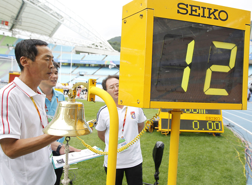 2011 대구세계육상선수권대회 개막을 하루 앞둔 26일 대구광역시 수성구  대구스타디움에서 관계자들이 트랙 경기 장비를 최종 점검 하고 있다.