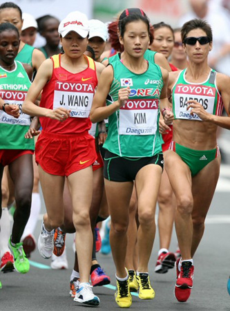 27일 오전 대구시 국채보상운동 기념공원에서 열린 2011 대구 세계육상선수권대회 첫 경기 여자마라톤에서 선수들이 힘찬 출발을 하고 있다.