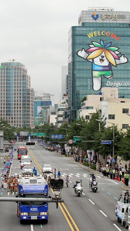 2011 대구 세계육상선수권대회가 개막한 27일 오전 대구시내 도로에서 여자 마라톤 선수들이 레이스를 펼치고 있다.