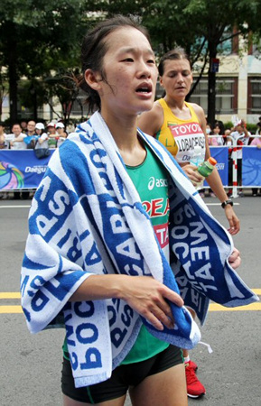 2011 대구 세계육상선수권대회 첫날인 27일 여자마라톤에서 한국의 김성은이 결승점을 통과한 후 숨을 고르고 잇다. 김성은은 2시간37분05초로 28위에 그쳤다.