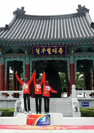 2011 대구세계육상선수권대회 첫날인 27일 여자마라톤에서 금,은,동메달을 차지한 케냐의 에드나 키플라갓, 프리스카 제프투, 샤론 체로프가 메달을 목에 걸고 함께 기뻐하고 있다.