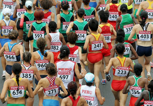 2011 대구 세계육상선수권대회가 개막한 27일 오전 대구시내 도로에서 여자 마라톤 선수들이 레이스를 펼치고 있다.