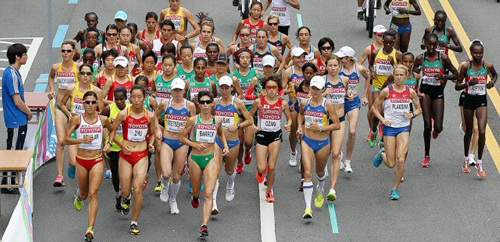 2011 대구 세계육상선수권대회가 개막한 27일 오전 대구시내 도로에서 여자 마라톤 선수들이 레이스를 펼치고 있다.