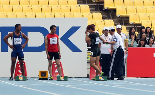 27일 오전 대구스타디움에서 열린 2011 대구세계육상선수권대회. 남자 1000m 자격예선에 출전한 한국 단거리의 희망 김국영이 부정출발로 실격돼 트랙에서 나가고 있다.