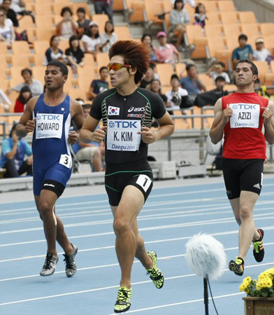 27일 오전 대구스타디움에서 열린 2011 대구세계육상선수권대회. 남자 100m 자격예선에 출전한 한국 단거리의 희망 김국영(가운데)이 부정출발로 실격돼고 있다