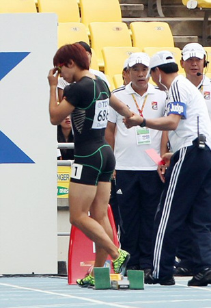 27일 오전 대구스타디움에서 열린 2011 대구세계육상선수권대회. 남자 1000m 자격예선에 출전한 한국 단거리의 희망 김국영이 부정출발로 실격돼 트랙에서 나가고 있다.