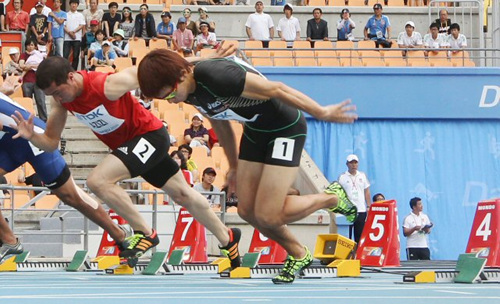 27일 오전 대구스타디움에서 열린 2011 대구세계육상선수권대회. 남자 100m 자격예선에 출전한 한국 단거리의 희망 김국영(가운데)이 부정출발로 실격돼고 있다